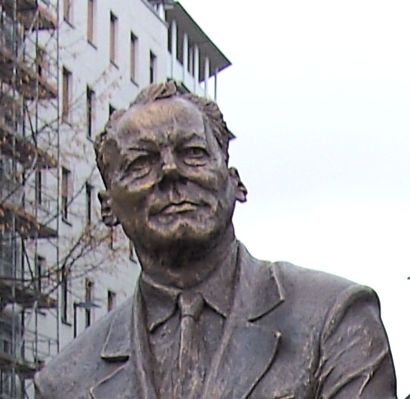 Willy Brandt, Nuremberg, 162x135x50, Bronze, 2009