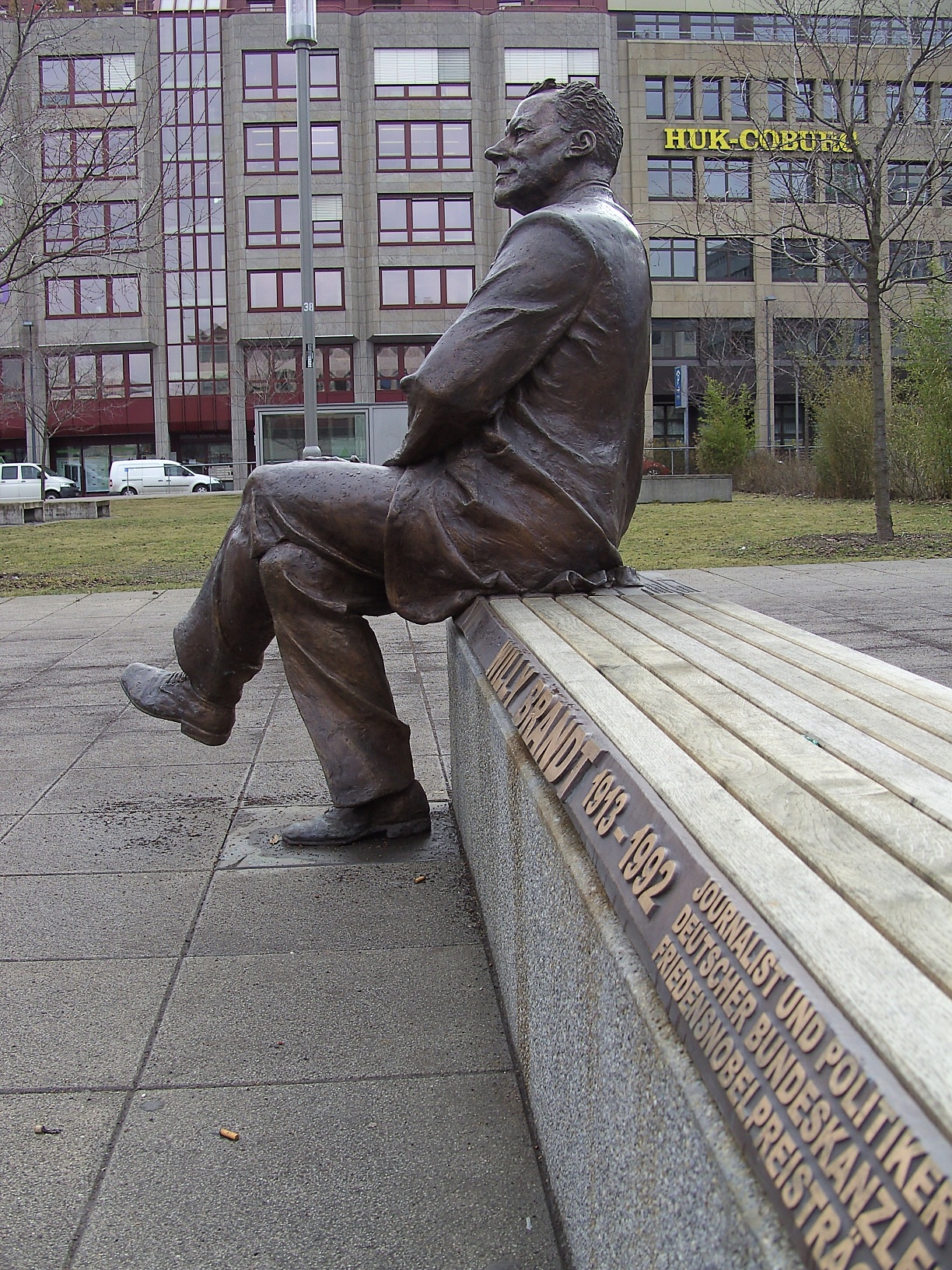 Monument for Willy Brandt at the Willy-Brandt-Platz in Nuremberg, 164x60x130, Bronze, 2009