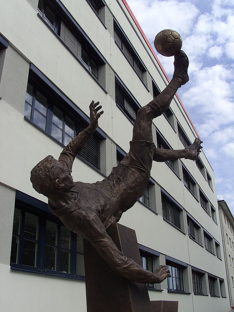 Kicker Statue for the Kicker Sport Magazine in Nuremberg, 320x200x140, Bronze/Granite, 2015
        