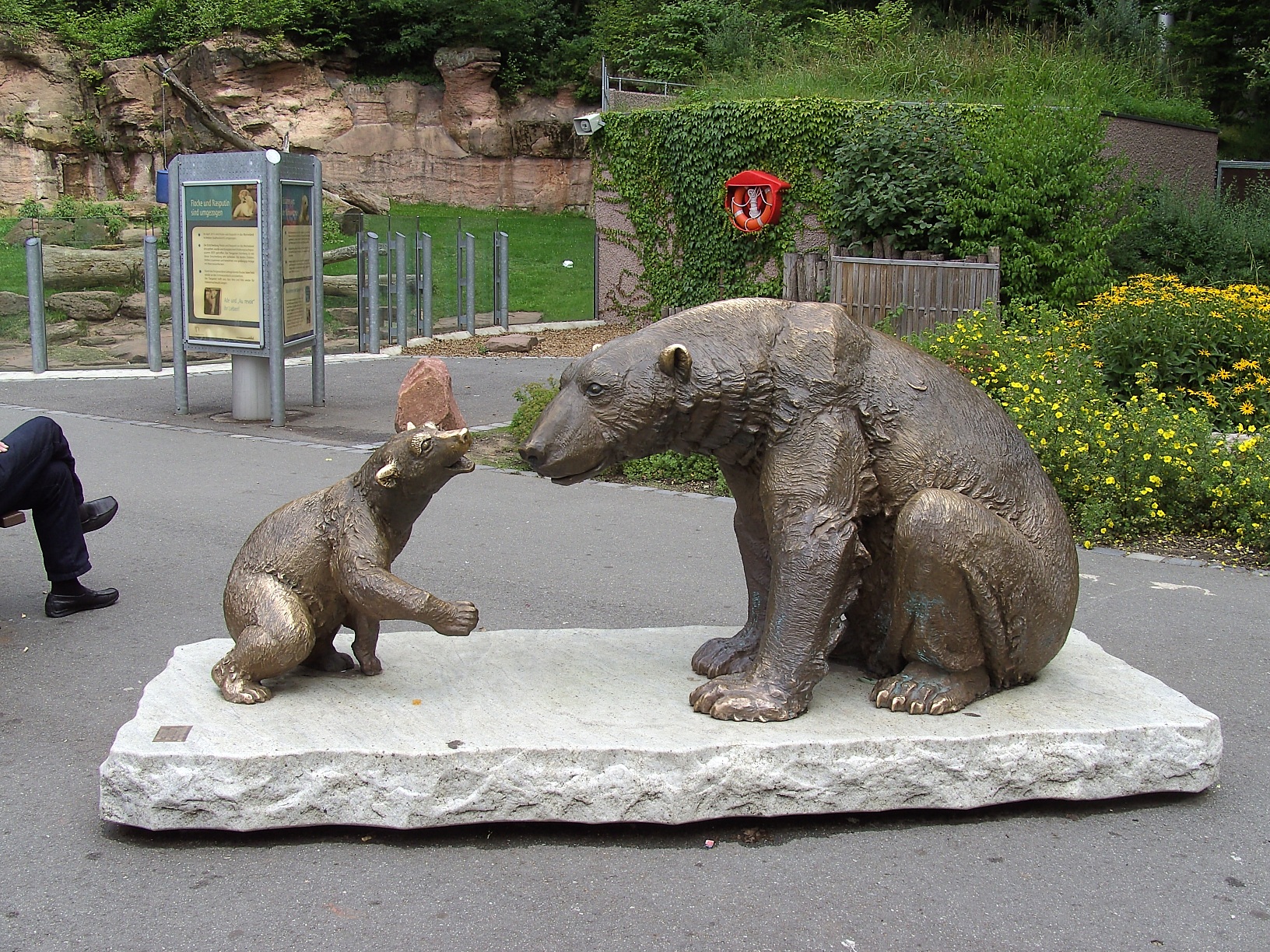 Polar Bears, Zoo, Nuremberg, 105x70x240, bronze, 2007